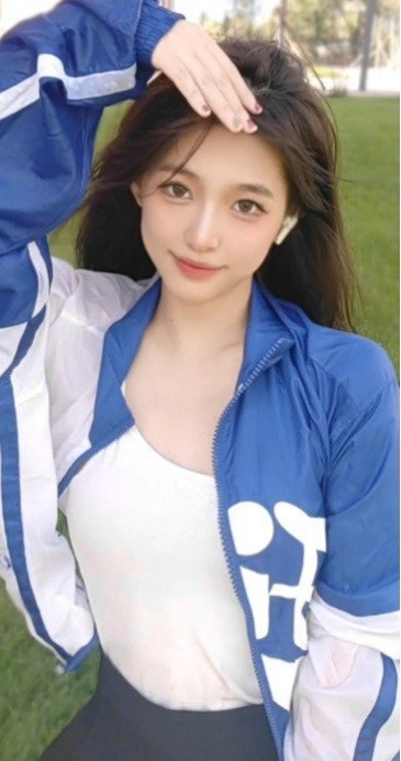 Nữ sinh này có tên là Dịch Dịch, năm nay 21 tuổi, hiện đang là sinh viên năm 3 trường Đại học Khoa học và Công nghệ Hắc Long Giang.