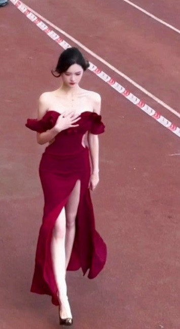 Trước đó, nhiều nam sinh đến từ Học viện Thành Nghị thuộc Đại học Tập Mỹ (thành phố Hạ Môn, tỉnh Phúc Kiến, Trung Quốc) cũng đã có dịp ngẩn ngơ trước nhan sắc của một nữ sinh chuẩn "nữ thần".