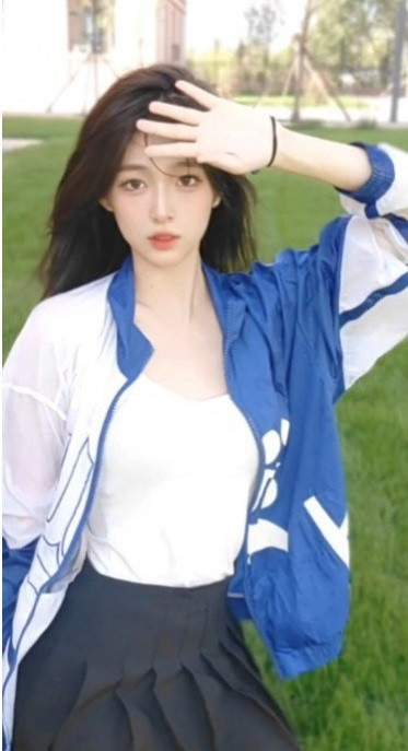 Với nhan sắc và vóc dáng ấn tượng, Dịch Dịch là hoa khôi được nhiều sinh viên của trường công nhận.