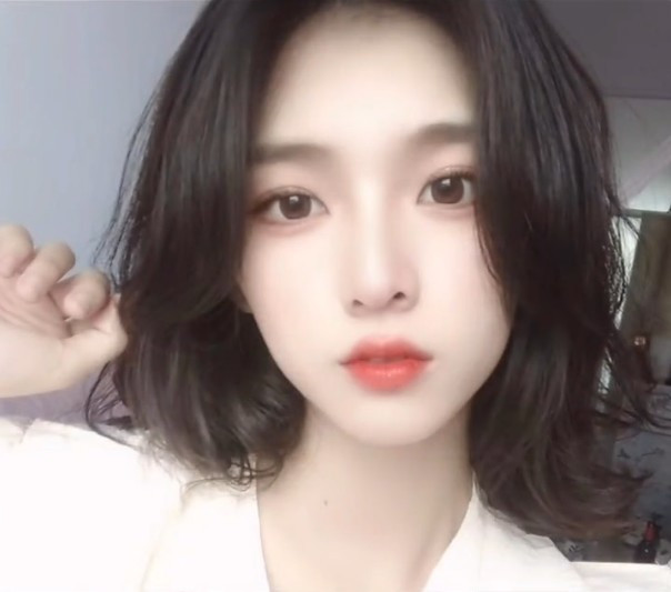 Đáng chú ý, cô nàng cao tới 1m80 – một con số mà hẳn là không ít chàng trai cũng cảm thấy e dè khi đứng cạnh.