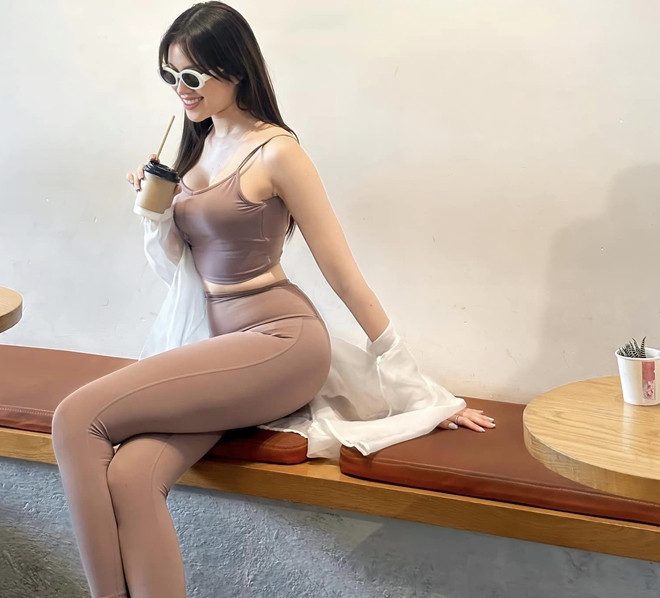 Trong hình "MC 3000 chữ" mặc bra cùng quần legging và phối thêm một chiếc áo khoác mỏng màu trắng bên ngoài.