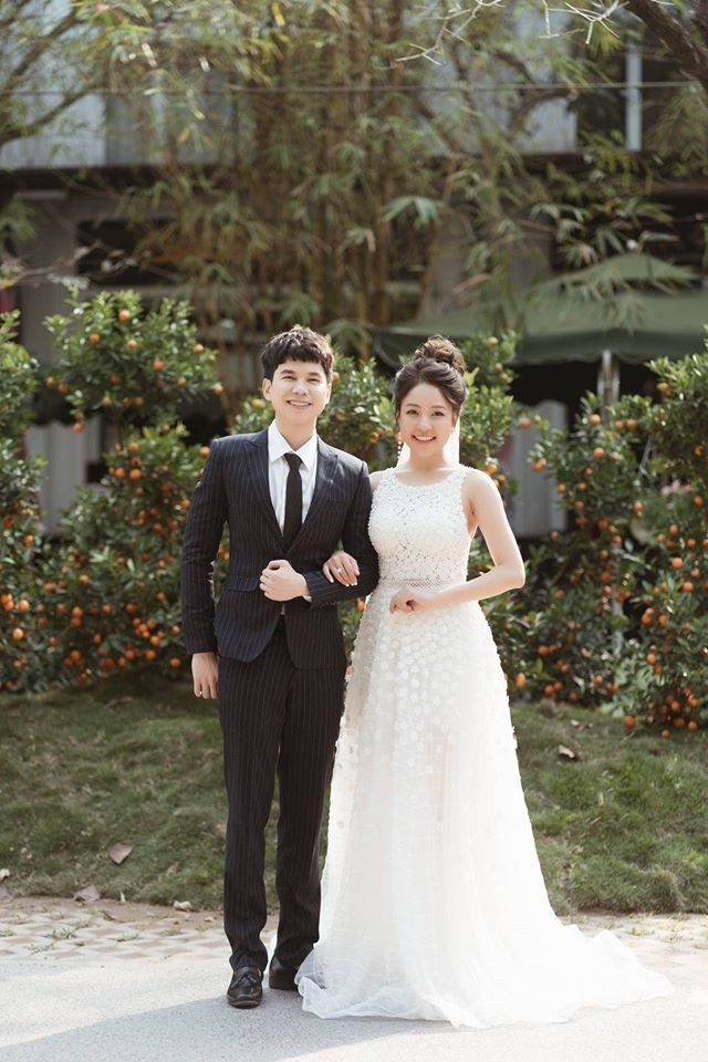 Trước đó, Trâm Anh cũng từng một lần đăng ảnh mặc áo cưới nhưng đó là trong một sản phẩm nghệ thuật với bạn diễn là nam ca sĩ Hoàng Tôn.