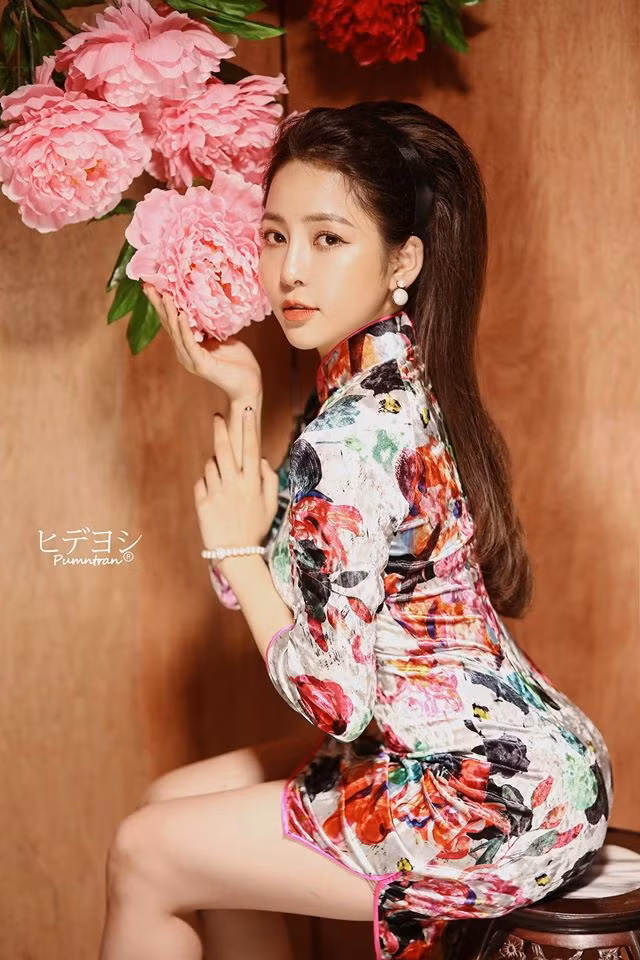 Tuy nhiên, dựa theo chia sẻ gần nhất của Trâm Anh vài tuần trước thì nhiều người cho rằng ảnh cô mặc váy cưới chỉ để chụp quảng cáo.