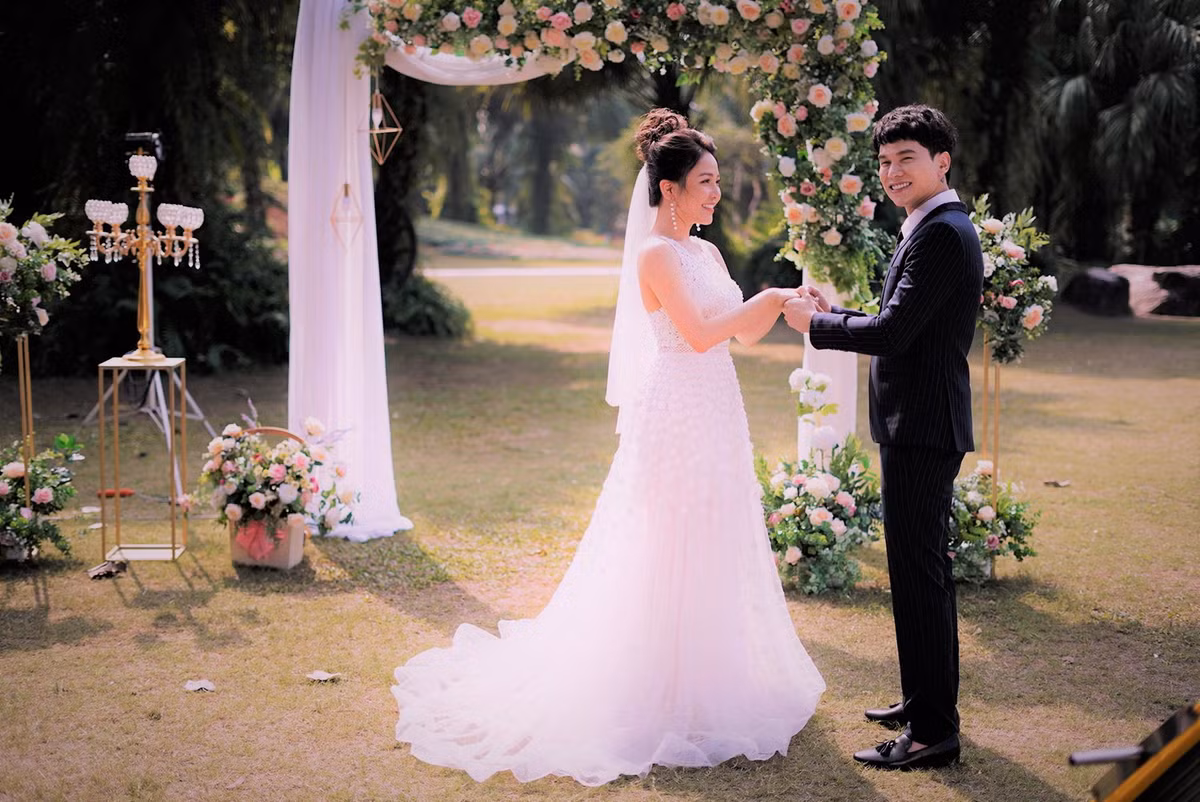 Trong ảnh, Trâm Anh đã vào vai cô dâu của nam ca sĩ Hoàng Tôn.
