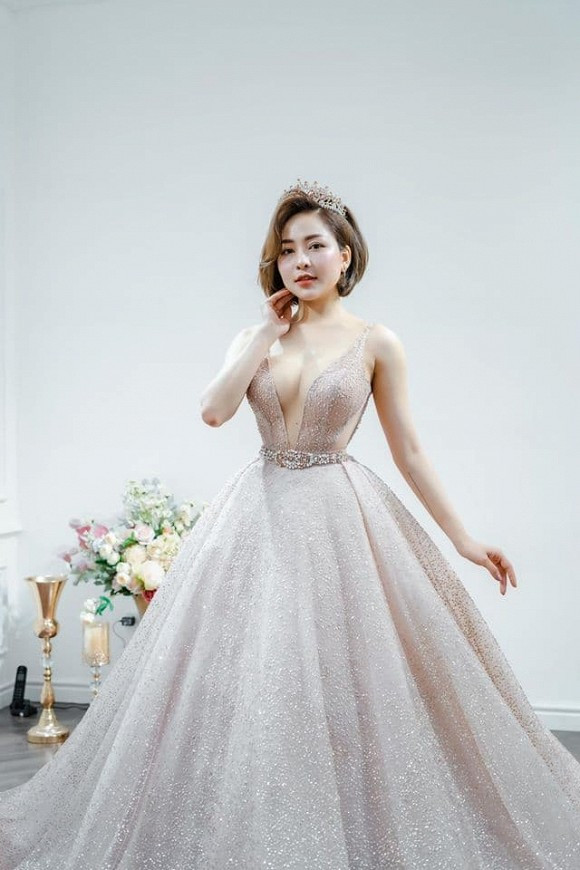 Ngay sau dòng trạng thái trên, hot girl Thanh Hóa này lại tiếp tục đưa thêm một status khác càng khiến dân tình tin chắc, cô nàng sắp chuẩn bị bỏ cuộc chơi. Cụ thể, Trâm Anh viết: ""Hạnh phúc không ở chỗ bạn xinh đẹp thế nào, mà là nụ cười trên môi bạn có hạnh phúc hay không. Ps: phân vân không biết có nên cho chú rể lên sóng không?".