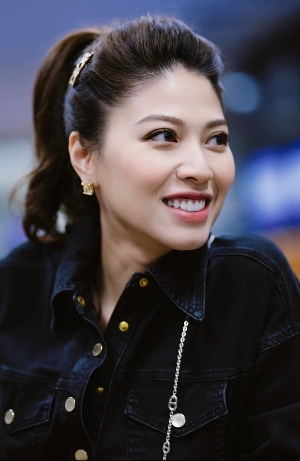 Ngọc Trinh sinh ra trong một gia đình giàu có bậc nhất tại Hà Nội. Chính vì vậy ngay từ khi còn nhỏ, cô đã được thừa hưởng những điều kiện giáo dục tốt nhất.