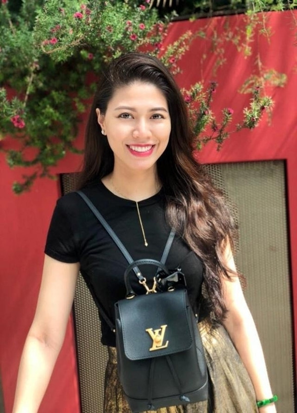 Bó hoa 100 cây vàng đó không phải để làm màu mà BTV Ngọc Trinh rất khéo léo mượn chủ đề đang hot để dẫn dắt vào vấn đề của chương trình, đồng thời cho thấy được đẳng cấp của cô ra sao.