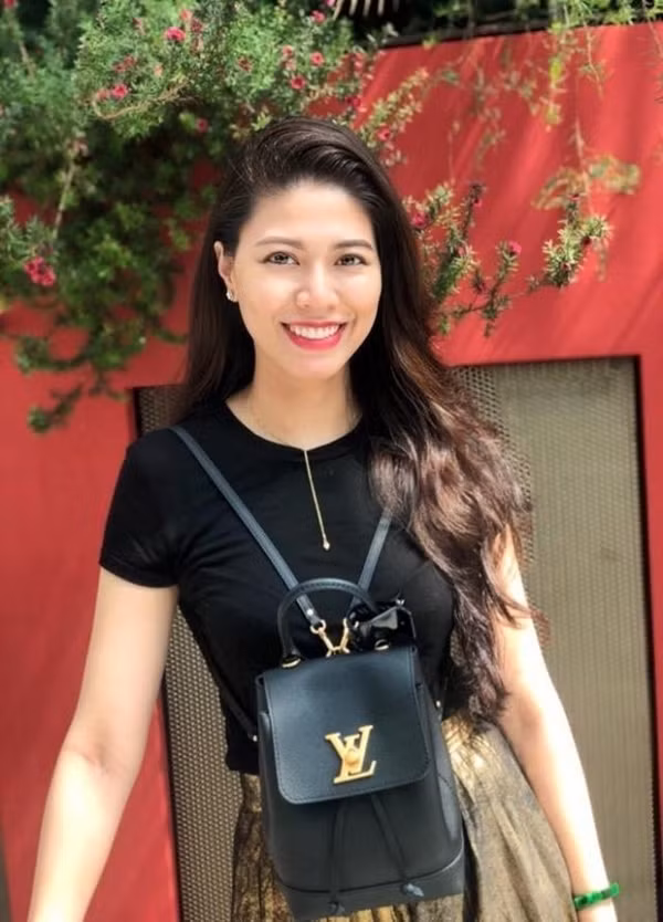 Bó hoa 100 cây vàng đó không phải để làm màu mà BTV Ngọc Trinh rất khéo léo mượn chủ đề đang hot để dẫn dắt vào vấn đề của chương trình, đồng thời cho thấy được đẳng cấp của cô ra sao.