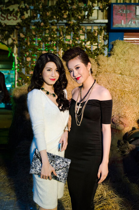 Màn đọ sắc của 2 tượng đài nhan sắc một thời trong dàn hot girl Việt khiến dân tình không ngớt lời khen ngợi.