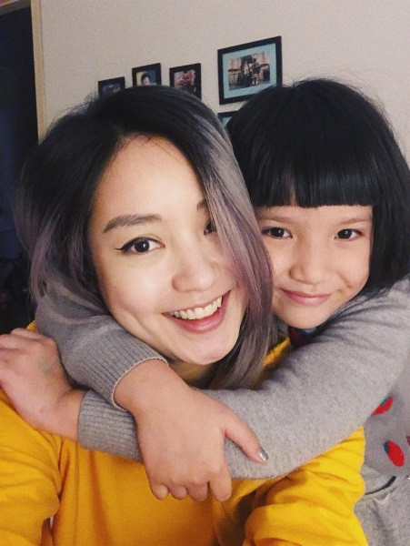 Nổi tiếng là hình ảnh một cô hot girl xinh xắn và “đình đám” của Hà thành, sau 10 năm, Mi Vân ngày nào giờ trở thành bà mẹ đơn thân với cuộc sống bình dị và hạnh phúc bên cô con gái nhỏ tên Bào Ngư.