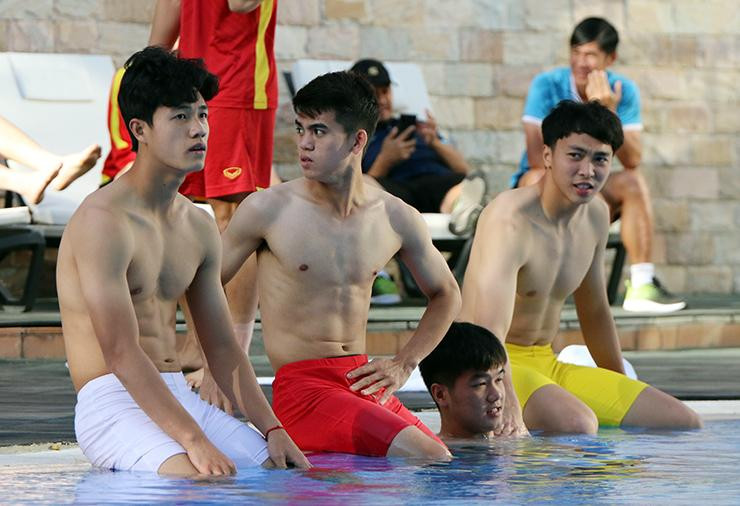 Dan trai dep U23 Viet Nam coi ao khoe body 