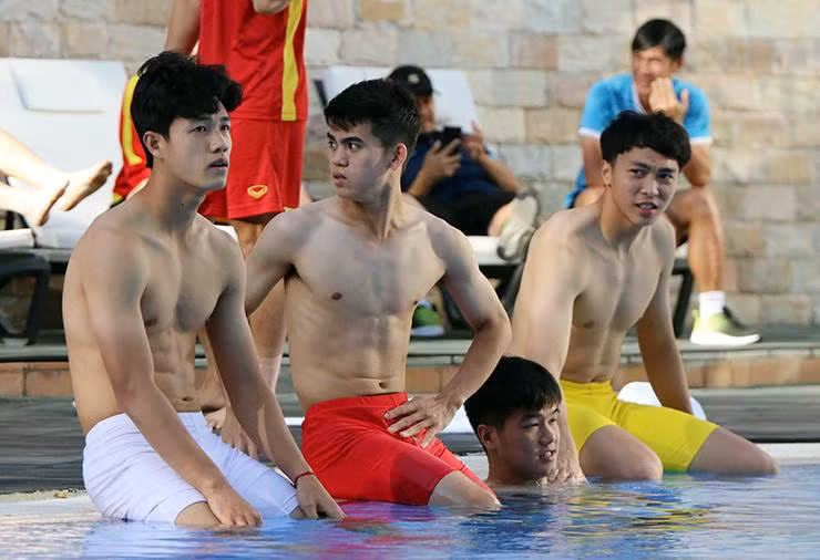 Dan trai dep U23 Viet Nam coi ao khoe body 