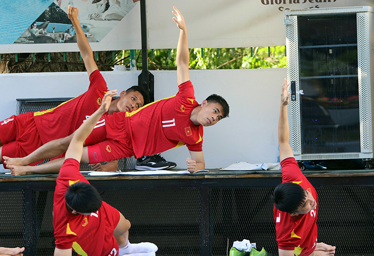 Trước khi cởi áo khoe body, các cầu thủ U23 Việt Nam có bài tập phục hồi.