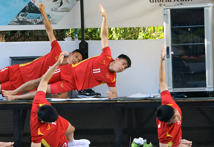 Trước khi cởi áo khoe body, các cầu thủ U23 Việt Nam có bài tập phục hồi.