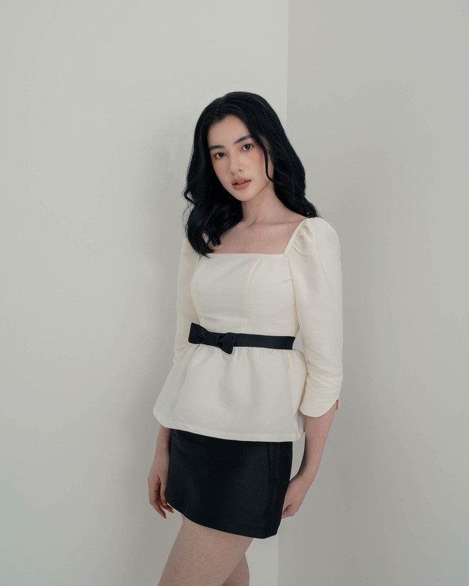 Cụ thể, nhìn thoáng qua cũng có thể thấy khung cửa sổ cùng rèm cửa sổ nơi Cẩm Đan đứng tạo dáng bị cong vênh một cách bất thường.