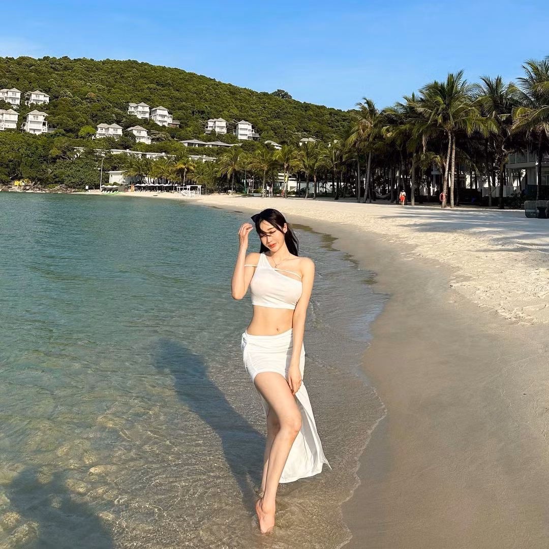 Jinuary là một người mẫu ảnh và nội y đình đám, thường được các thương hiệu thời trang đồ tắm xứ sở Kim Chi tin tưởng và lựa chọn để thể hiện những set đồ nóng bỏng của họ.