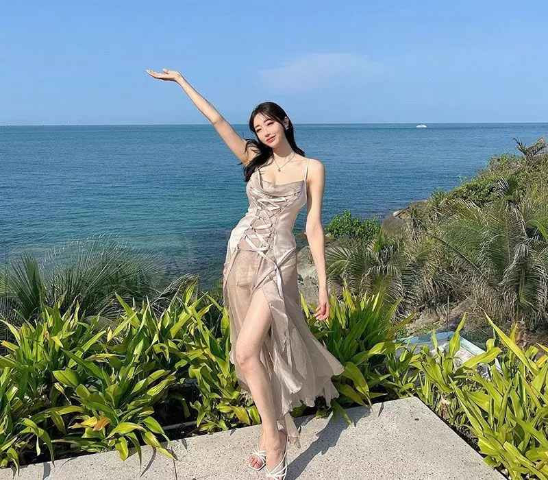 Chân dài đình đám Hàn Quốc đi ngắm hoàng hôn trên biển Phú Quốc cùng một chiếc đầm cúp ngực xẻ tà khéo léo, chi tiết đan dây giúp cô đúng chuẩn một biểu tượng thời trang.