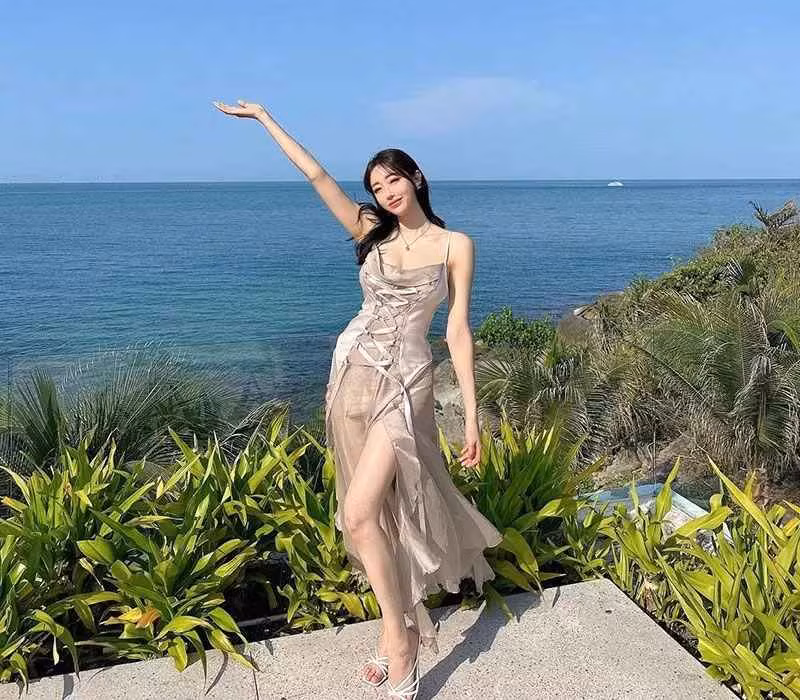 Chân dài đình đám Hàn Quốc đi ngắm hoàng hôn trên biển Phú Quốc cùng một chiếc đầm cúp ngực xẻ tà khéo léo, chi tiết đan dây giúp cô đúng chuẩn một biểu tượng thời trang.