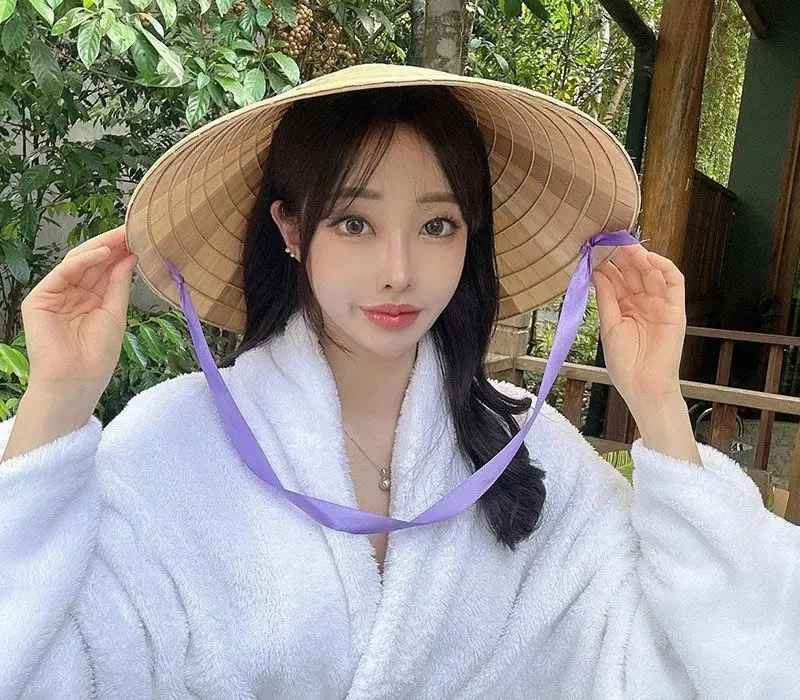 Trong những khoảnh khắc đáng nhớ của Jinuary trên mạng xã hội, nữ người mẫu còn diện nón lá, một trong những nét đặc trưng của Việt Nam.