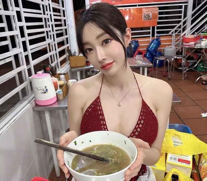 Jinuary ăn mặc đơn giản xuống phố nhưng thân hình chuẩn mẫu như búp bê, giúp cô thu hút mọi ánh nhìn. Ngoài ra, nước da trắng như phát sáng cũng là đặc điểm tạo nên ấn tượng ban đầu cho bất kỳ một cô gái.