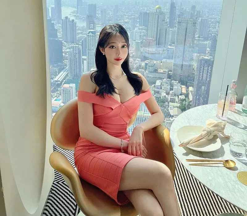 Jinuary nổi tiếng mạng xã hội Instagram với phong cách ăn mặc phóng khoáng và gợi cảm.