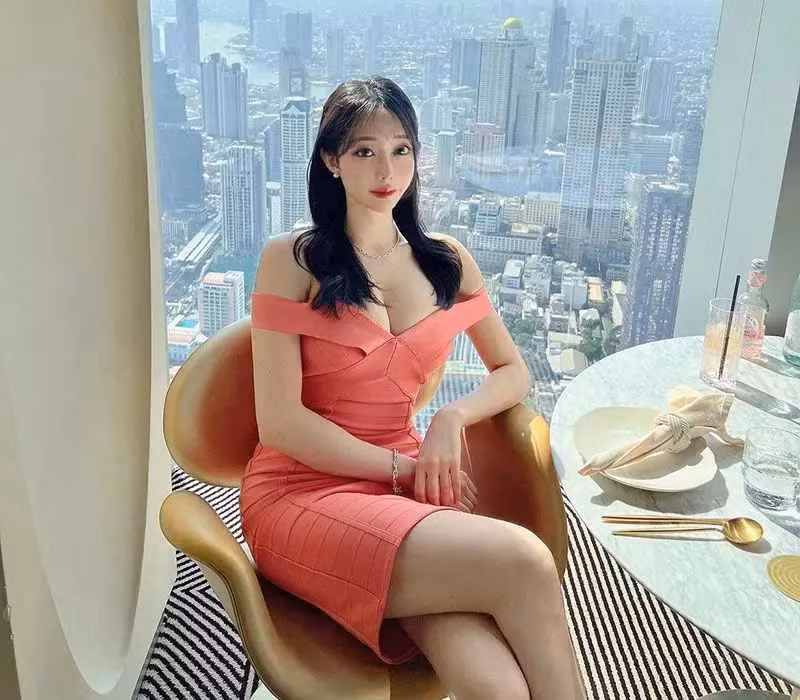 Jinuary nổi tiếng mạng xã hội Instagram với phong cách ăn mặc phóng khoáng và gợi cảm.