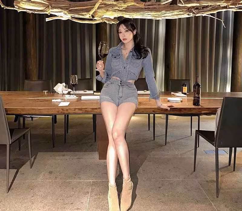 Ngày thường, Jinuary yêu thích những set đồ kín đáo mà ôm sát đường cong cơ thể gợi cảm. Cô khoe khéo đôi chân thon dài nuột nà với quần hoặc chân váy, váy ngắn 5cm.