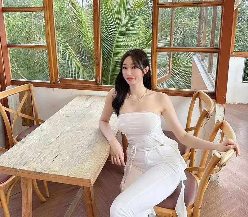 Trong một buổi đi cà phê sáng tại đảo ngọc Phú Quốc, Jinuary thả dáng tuyệt mỹ với chiếc áo cúp ngực màu trắng tinh khôi, trang điểm nhẹ nhàng nhưng đầy ngọt ngào như một nàng thơ.