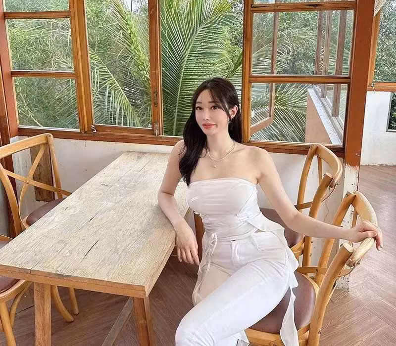 Trong một buổi đi cà phê sáng tại đảo ngọc Phú Quốc, Jinuary thả dáng tuyệt mỹ với chiếc áo cúp ngực màu trắng tinh khôi, trang điểm nhẹ nhàng nhưng đầy ngọt ngào như một nàng thơ.