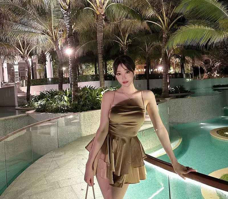 Người mẫu Jinuary diện chiếc váy cúp ngực ấn tượng và nổi bật khi đi ăn tối tại khách sạn hạng sang ở đảo ngọc Phú Quốc.