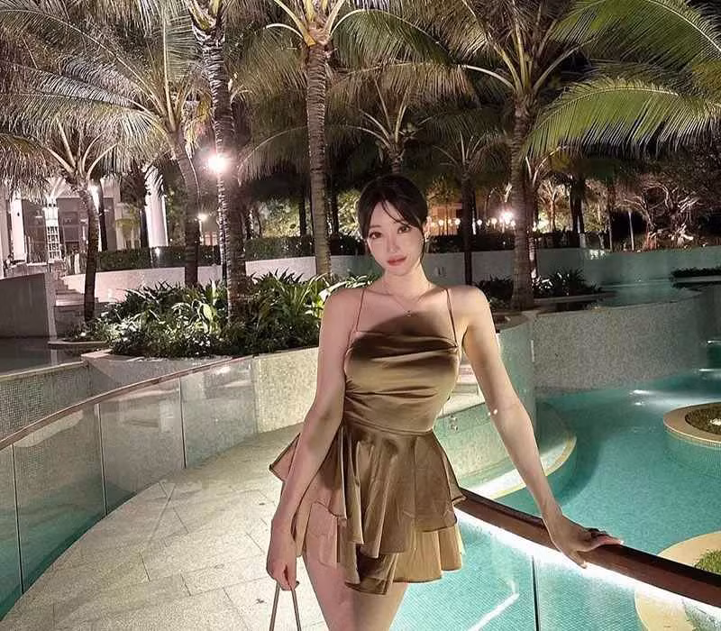 Người mẫu Jinuary diện chiếc váy cúp ngực ấn tượng và nổi bật khi đi ăn tối tại khách sạn hạng sang ở đảo ngọc Phú Quốc.