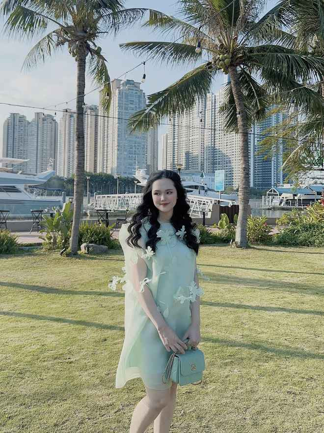 Bà xã nam cầu thủ được nhận xét trông rạng rỡ, tươi tắn trong thời gian đầu thai kỳ. Hiện tại, cô nàng đang cùng chồng và gia đình chị gái đi du lịch, nghỉ dưỡng tại Maldives.