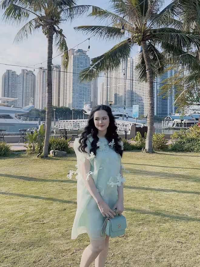 Bà xã nam cầu thủ được nhận xét trông rạng rỡ, tươi tắn trong thời gian đầu thai kỳ. Hiện tại, cô nàng đang cùng chồng và gia đình chị gái đi du lịch, nghỉ dưỡng tại Maldives.