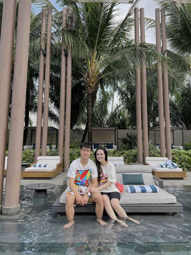 So với khi mang thai con trai đầu lòng, Quỳnh Anh được khen sắc vóc thăng hạng rõ rệt. Bà xã Duy Mạnh còn ghi điểm bởi làn da đẹp được chăm sóc khá tốt. Đặc biệt là nét cười vui tươi, rạng rỡ luôn thường trực trên gương mặt của cô sẽ giúp ích rất nhiều cho em bé trong bụng.