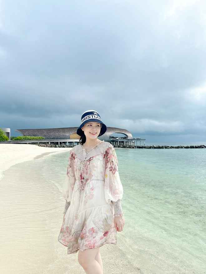 Bên cạnh những lời chúc dành cho gia đình Duy Mạnh, cộng đồng mạng dành nhiều lời khen ngợi cho nhan sắc của Quỳnh Anh.