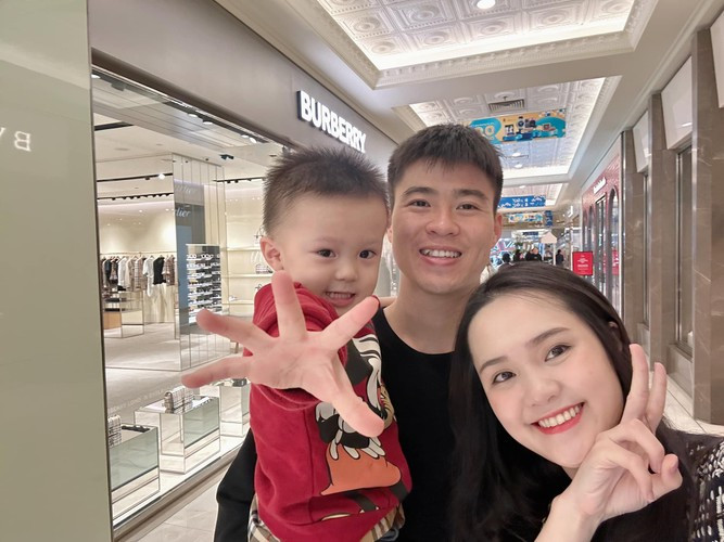 Không những vậy, cộng đồng mạng còn dành sự ngưỡng mộ bởi vợ Duy Mạnh dù mang bầu vẫn lên livestream bán hàng đều đặn.