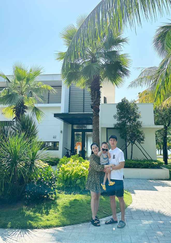 Thời điểm đầu tháng 4, vợ Duy Mạnh đã vướng nghi vấn mang bầu bởi cô thường xuyên diện váy rộng che vòng 2. Tuy nhiên khi đó, cô giữ im lặng, không lên tiếng giải thích với người hâm mộ.