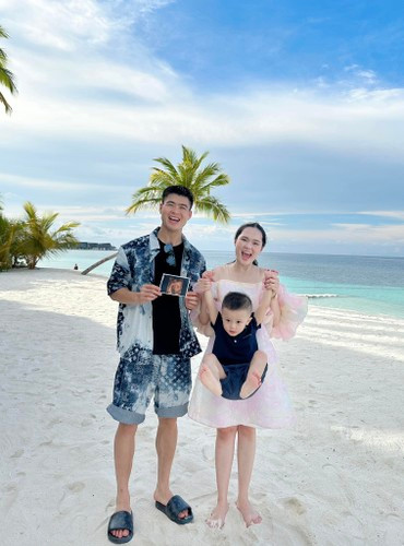Đi kèm thông báo, Duy Mạnh đăng tải hình ảnh cùng vợ và con trai kèm theo hình siêu âm của em bé thứ hai.