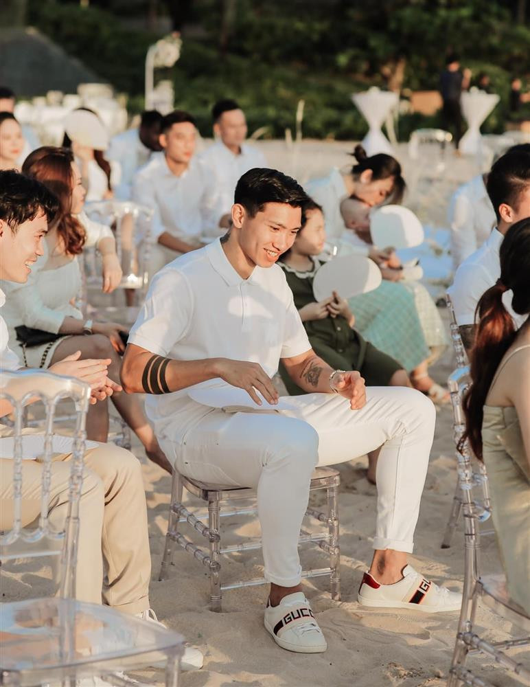 Với một kiểu quần, nam cầu thủ phối hợp với 1001 chiếc áo khác nhau.