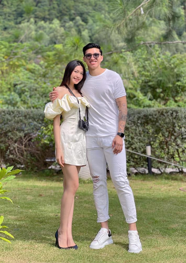 Theo đó, cứ hẹn hò với top 10 Hoa Hậu Việt Nam là nam cầu thủ lại diện kiểu quần jeans màu trắng phối hợp với 1001 chiếc áo khác nhau.