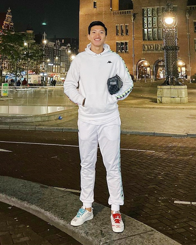 Có thể thấy, hiếm khi Văn Hậu diện đồ tối màu mỗi khi xuất hiện.