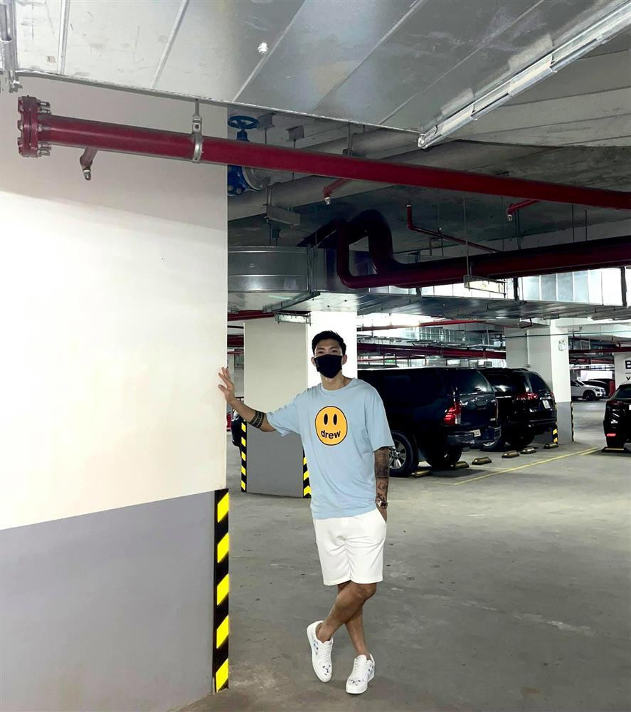 Không chỉ có quần dài, Văn Hậu còn thích diện quần ngắn sáng màu.