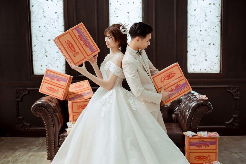 Cũng vì giữa mùa dịch COVID-19 nên chú rể trong bộ ảnh đã sử dụng ngay những thùng mì tôm làm phụ kiện cho bộ ảnh của mình. Trong tình hình nhiều người tích trữ mì tôm vì lo lắng cho dịch bệnh, những tấm hình này gây những sự chú ý không nhỏ trong cộng đồng mạng. Nguồn ảnh: Thắng Nguyễn