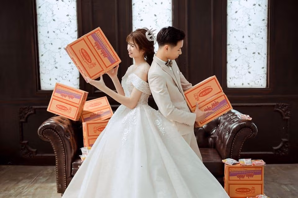 Cũng vì giữa mùa dịch COVID-19 nên chú rể trong bộ ảnh đã sử dụng ngay những thùng mì tôm làm phụ kiện cho bộ ảnh của mình. Trong tình hình nhiều người tích trữ mì tôm vì lo lắng cho dịch bệnh, những tấm hình này gây những sự chú ý không nhỏ trong cộng đồng mạng. Nguồn ảnh: Thắng Nguyễn