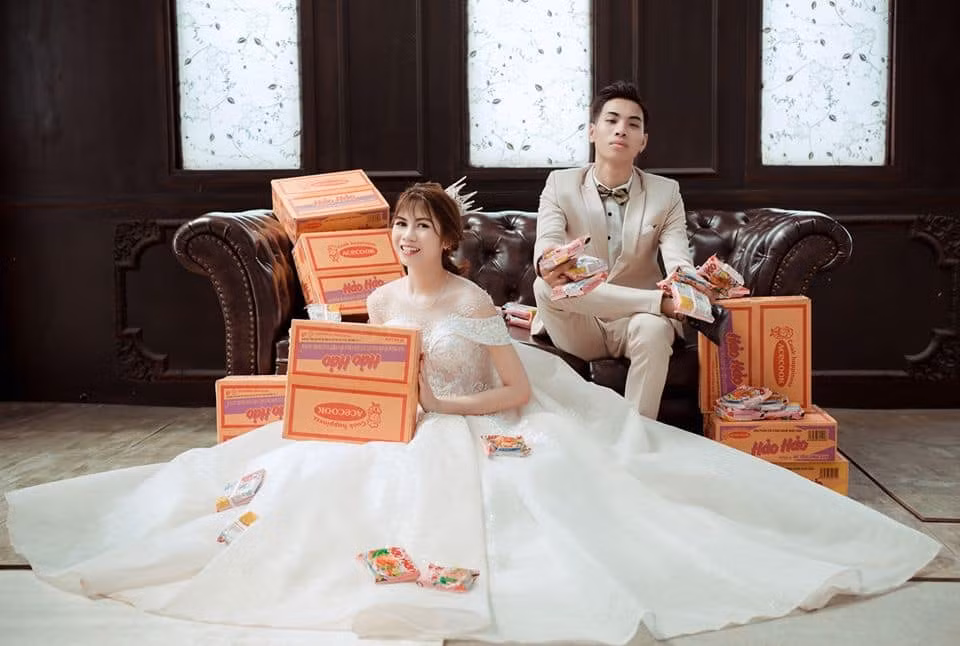 Theo tìm hiểu chủ nhân của bộ ảnh cưới mùa dịch COVID-19 được dân mạng chú ý trên là Ngọc Ánh và Đình Huynh, sinh năm 2001 và đang sinh sống, làm việc ở Tiên Lữ, Hưng Yên. Nguồn ảnh: Thắng Nguyễn