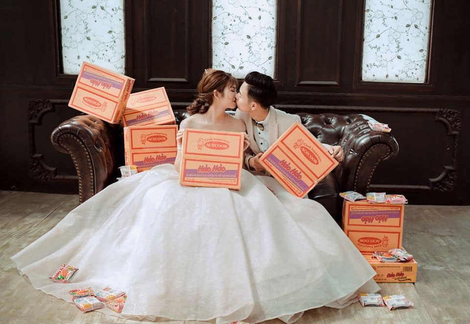 Xem xong bộ ảnh cưới mùa dịch COVID-19 nhiều người cho rằng nó rất hợp "trend", khá thú vị. Số khác lại nghĩ trong tình cảnh này chuyện đưa mì ra chụp ảnh không hay lắm. Nguồn ảnh: Thắng Nguyễn