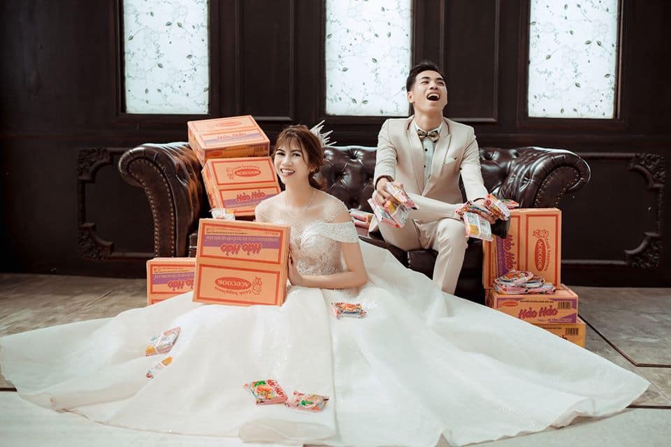 Sau khi bộ ảnh cưới với concept mì tôm giữa mùa đại dịch COVID-19 của chú rể tại Tiên Lữ - Hưng Yên được đăng tải nhận về nhiều ý kiến trái chiều từ dân tình. Nguồn ảnh: Thắng Nguyễn