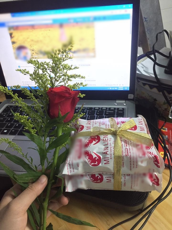 Trước đó, cũng trong những ngày dịch COVID-19 hoành hành, dân mạng cũng được dịp khoe những món quà tặng Valentine hay ngày Quốc tế Phụ nữ có "1-0-2".