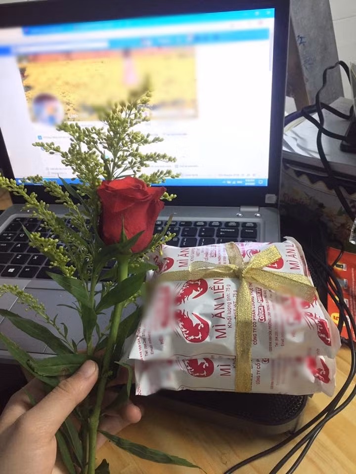 Trước đó, cũng trong những ngày dịch COVID-19 hoành hành, dân mạng cũng được dịp khoe những món quà tặng Valentine hay ngày Quốc tế Phụ nữ có "1-0-2".