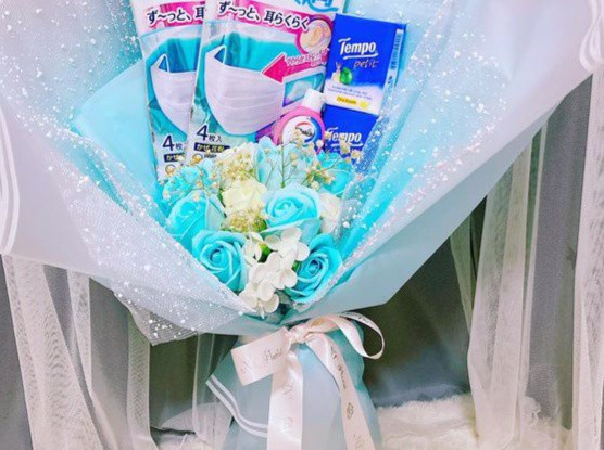 Những bó hoa với khẩu trang, nước rửa tay trở thành món quà độc đáo trong mùa dịch COVID-19.